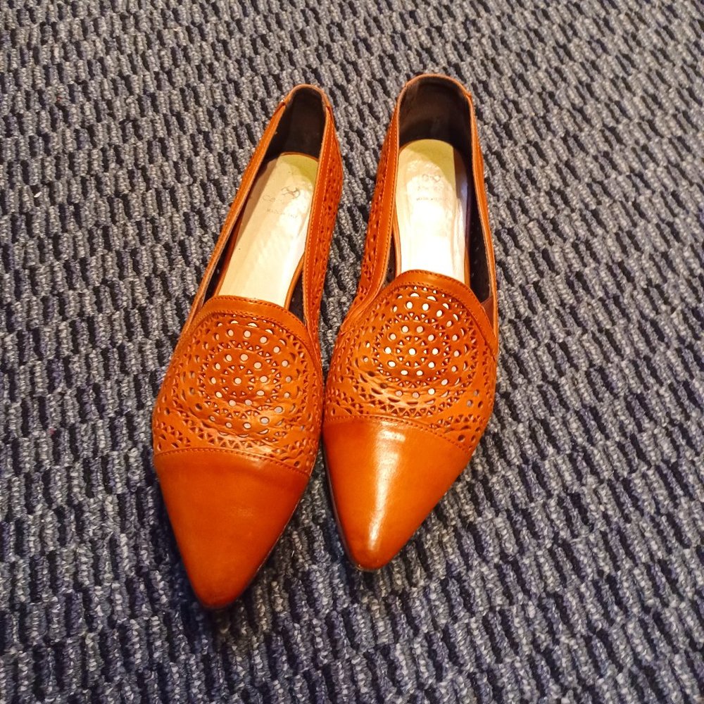 Brown/tan pointed toe flats